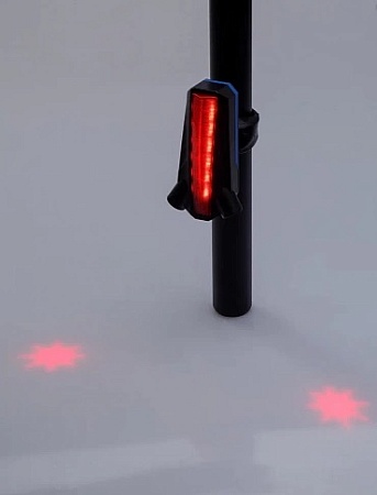 Фонарь задний USB с лазерной подсветкой на асфальте